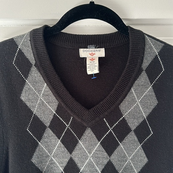 Dockers Argyle sweater vest in black and gray - Picture 3 of 4